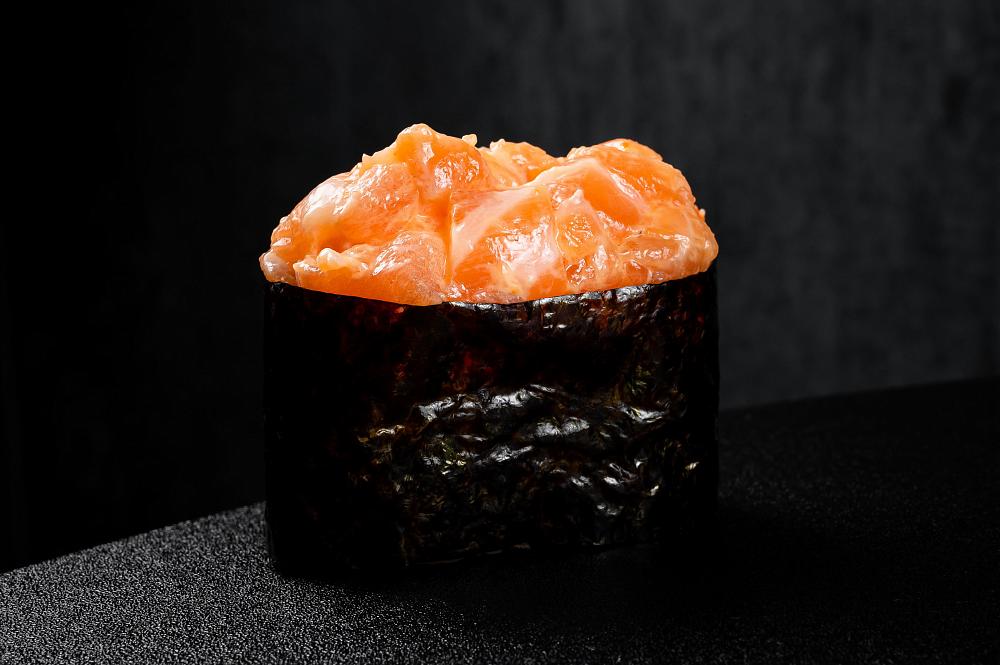 Суши гункан спайси лосось