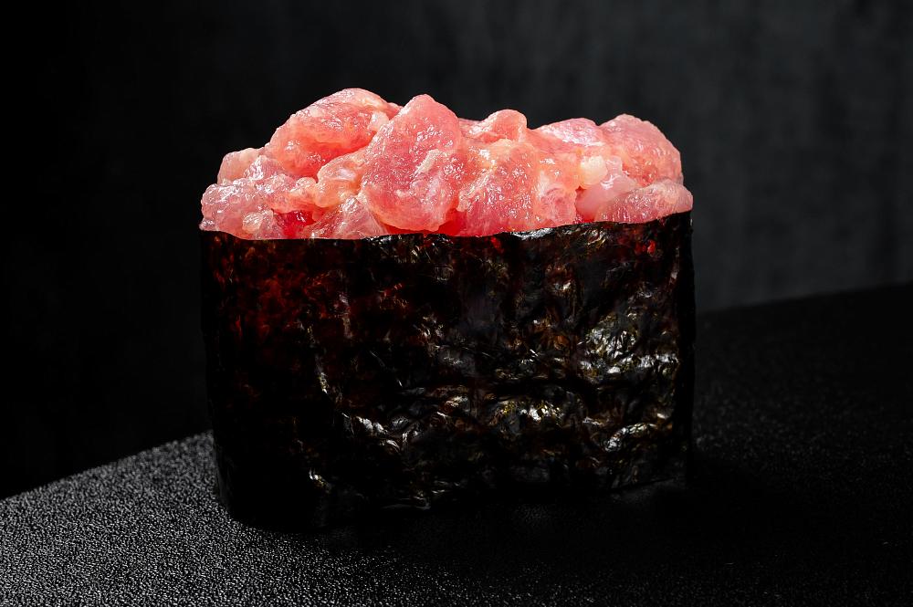 Суши гункан спайси тунец